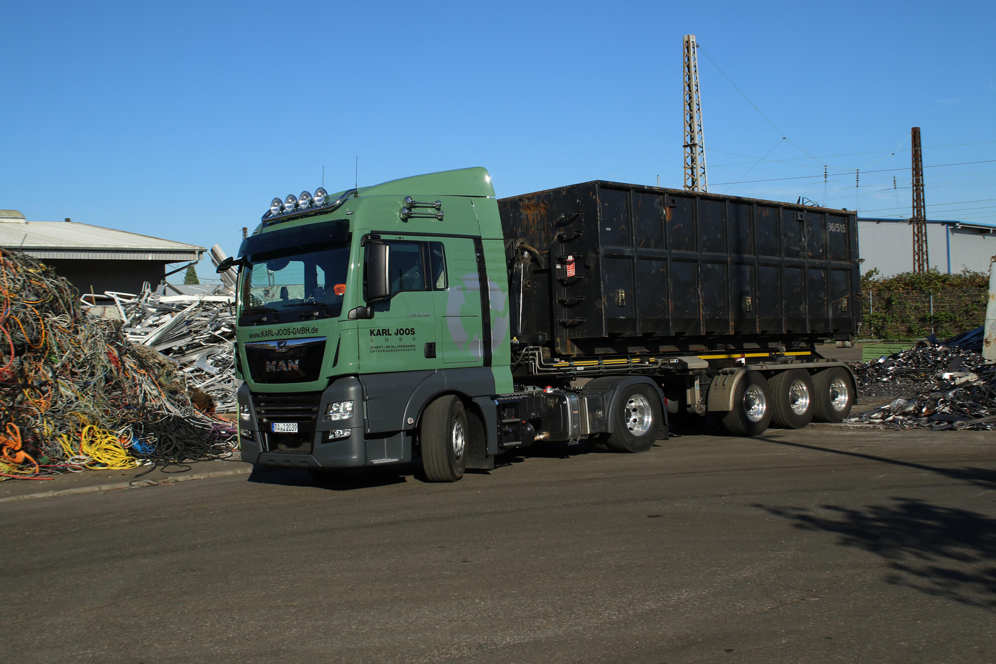 LKW mit Container der Karl Joos GmbH